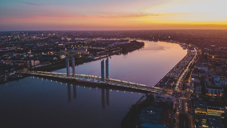 sur les bords de la garonne à Bordeaux