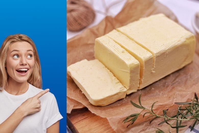 une femme montre une motte de beurre pour trouver des alternatives au beurre