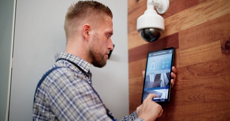 Un installateur d'alarme