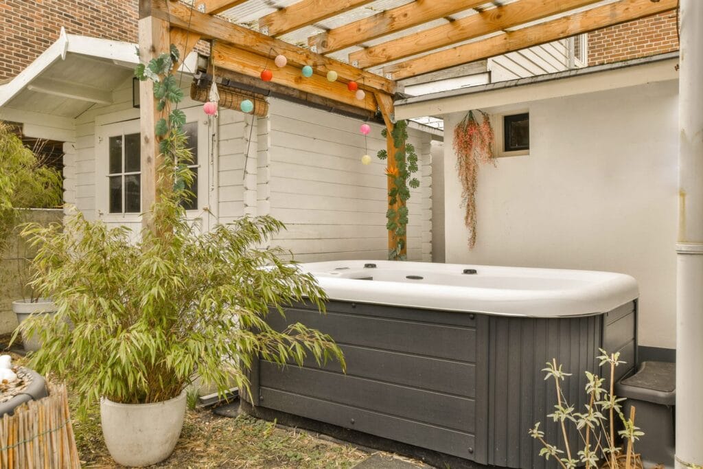 coin spa aménagé dans un jardin