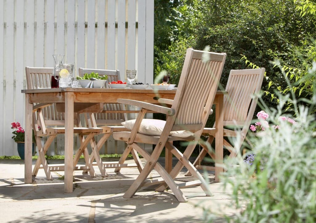 entretien du mobilier de jardin en teck ou en bois