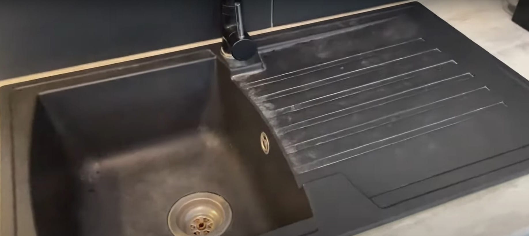 comment nettoyer un évier noir qui a blanchi ou qui a des traces blanches de calcaire.