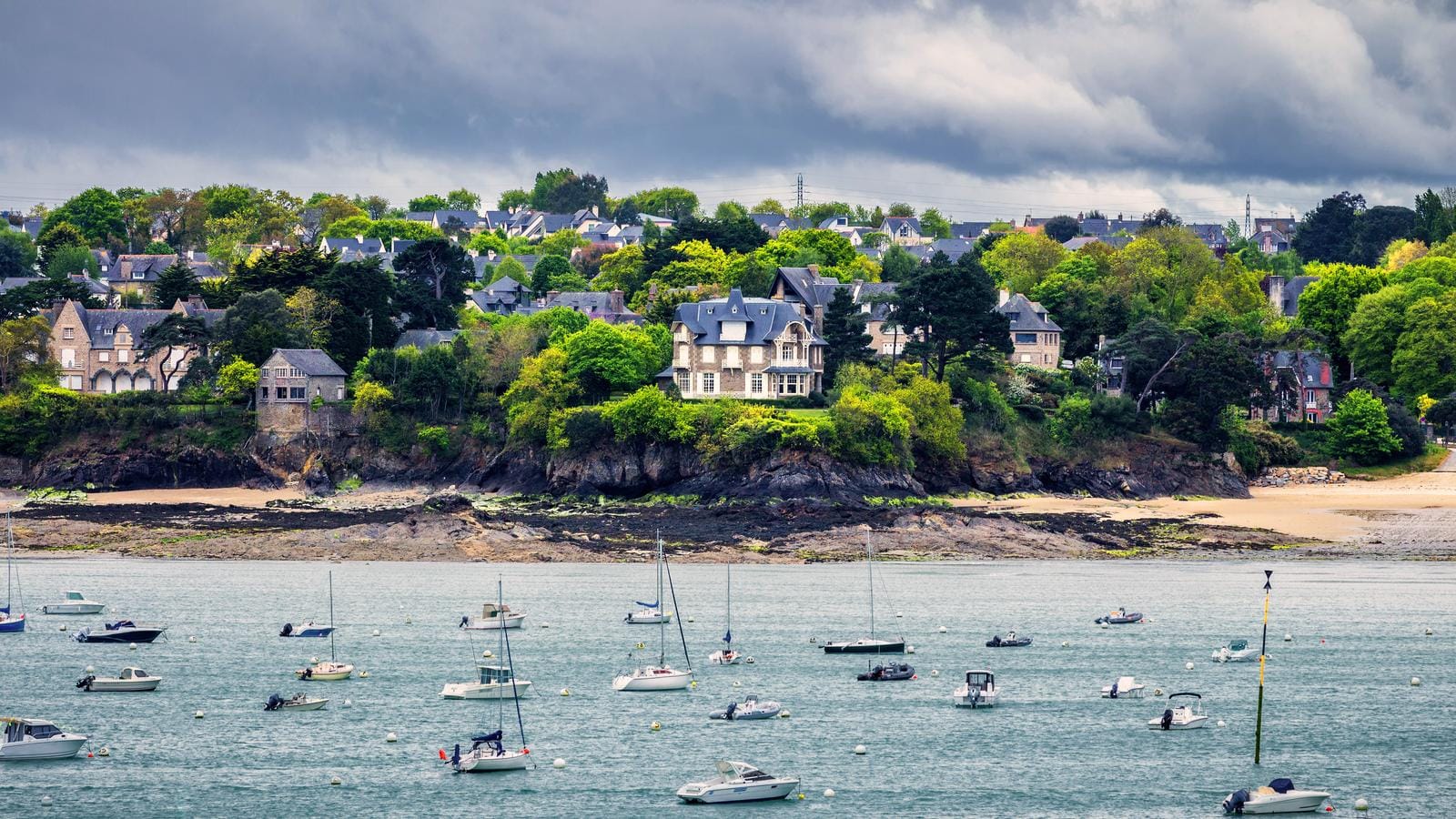 Dinard par temps de pluie sous les nuages