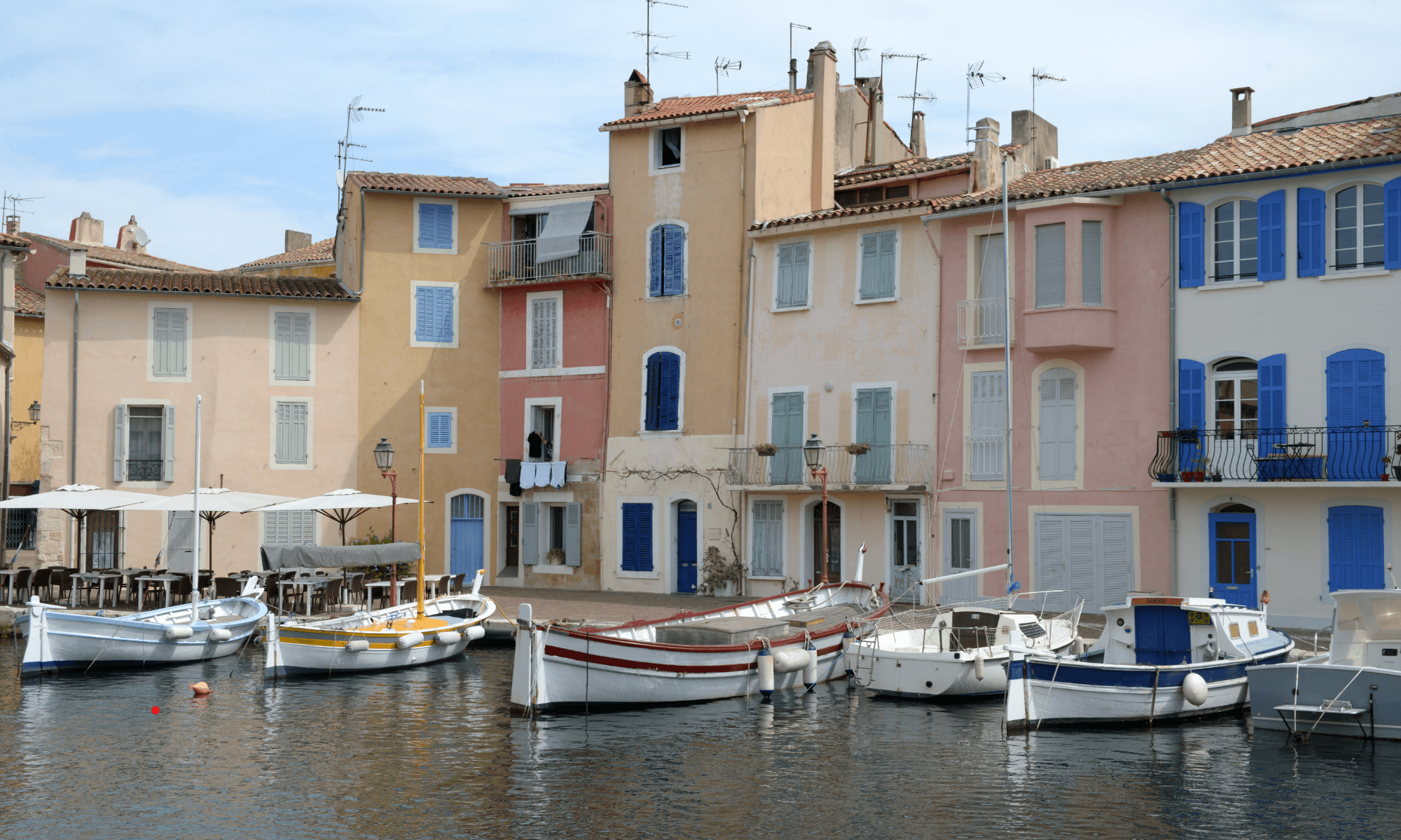 vue sur le petit port de Fréjus en France, ville pour le slowtourisme