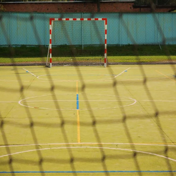 Un petit terrain de handball dans son jardin : que dit la loi ?
