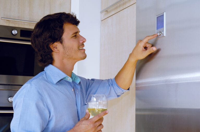 Un homme se demande pourquoi son frigo ne refroidit plus alors que le congélateur fonctionne