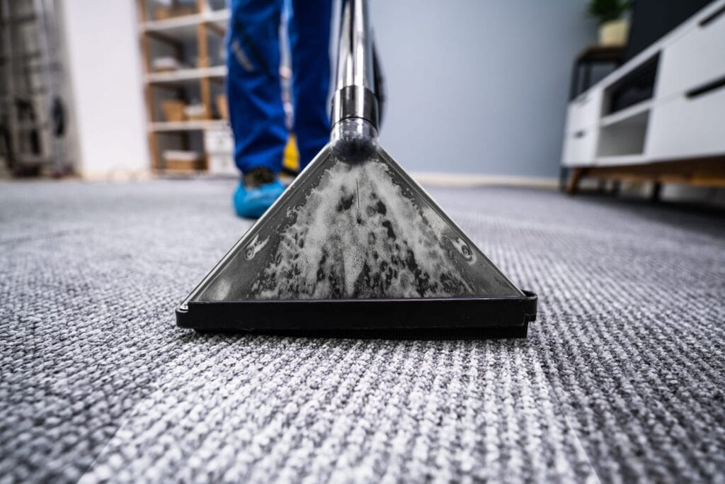 aspirateur laveur pour nettoyer le sol et les moquettes de la maison