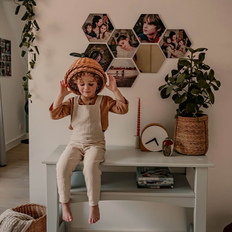 un mur avec des photos souvenirs hexagonales
