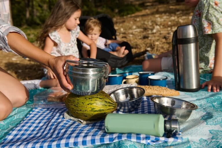 Une famille organise un pique nique écologique éco responsable