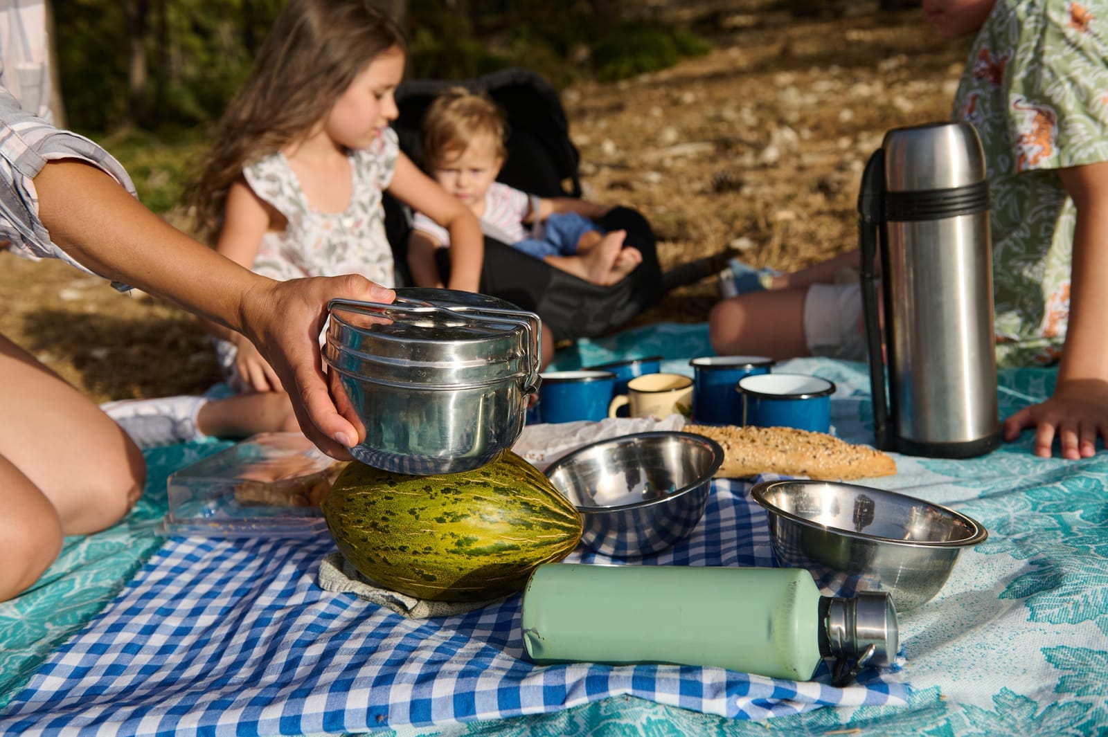 Une famille organise un pique nique écologique éco responsable