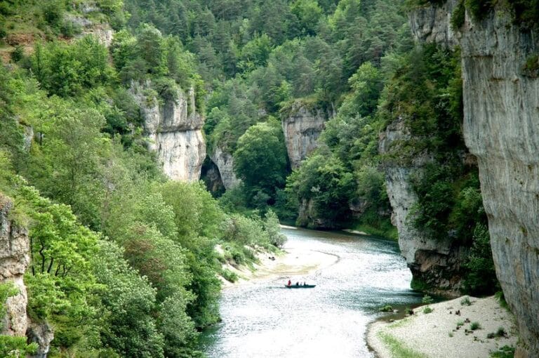 Tourisme dans le Gard : entre gorges secrètes, rivières limpides et patrimoine vivant
