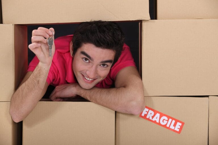 un étudiant assure son logement avec une assurance habitation