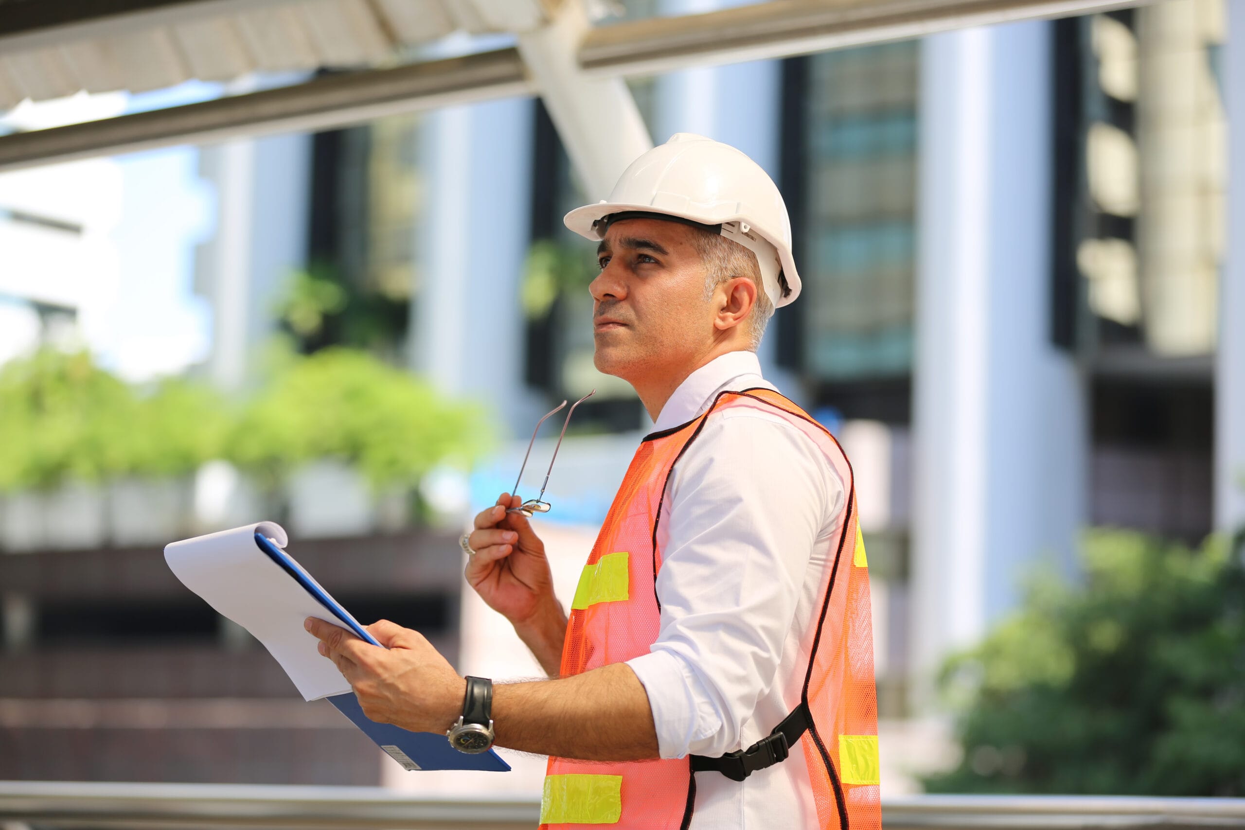 chef de chantier sur un site de construction
