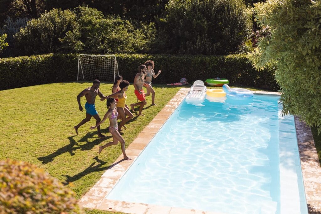 une famille joue et plonge dans leur piscine à coque