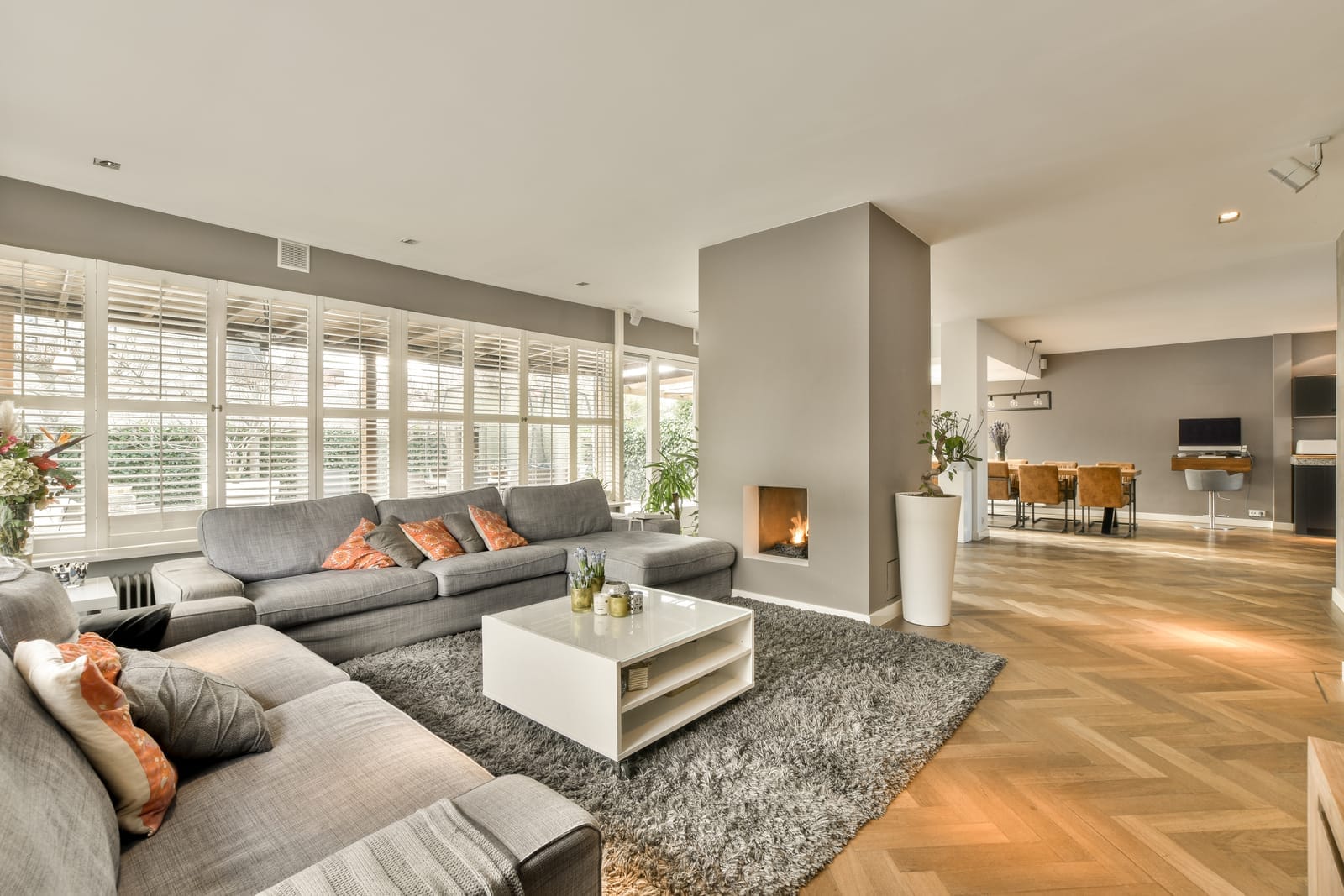 table basse avec ses rangements malins pour un salon moderne