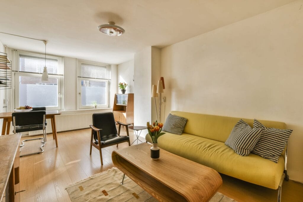 table basse avec rangement en bois clair dans un salon avec son canapé jaune
