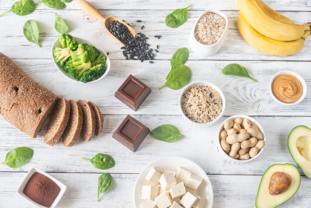 bananes, fruits secs, pistaches, noix de cajou, chocolat contiennent naturellement du magnésium nécessaire à une bonne alimentation