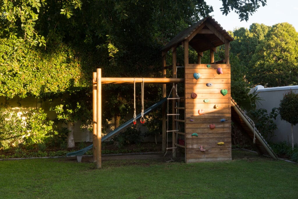 aire de jeux pour enfants dans un jardin