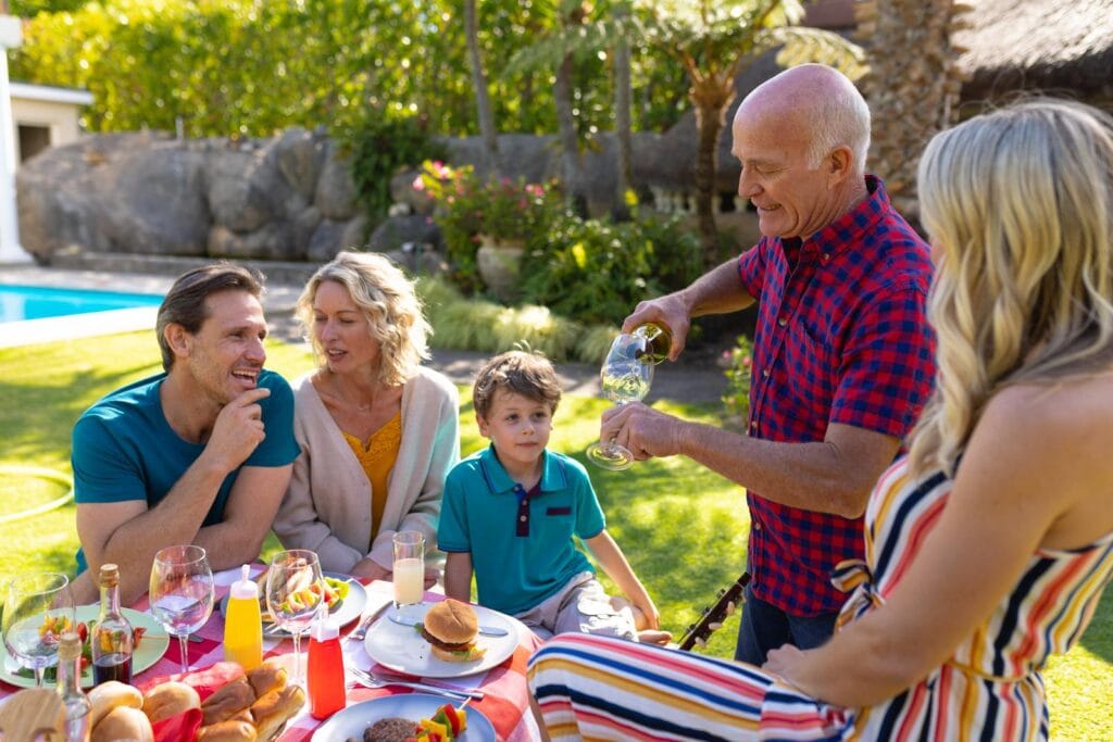 coin repas extérieur en famille