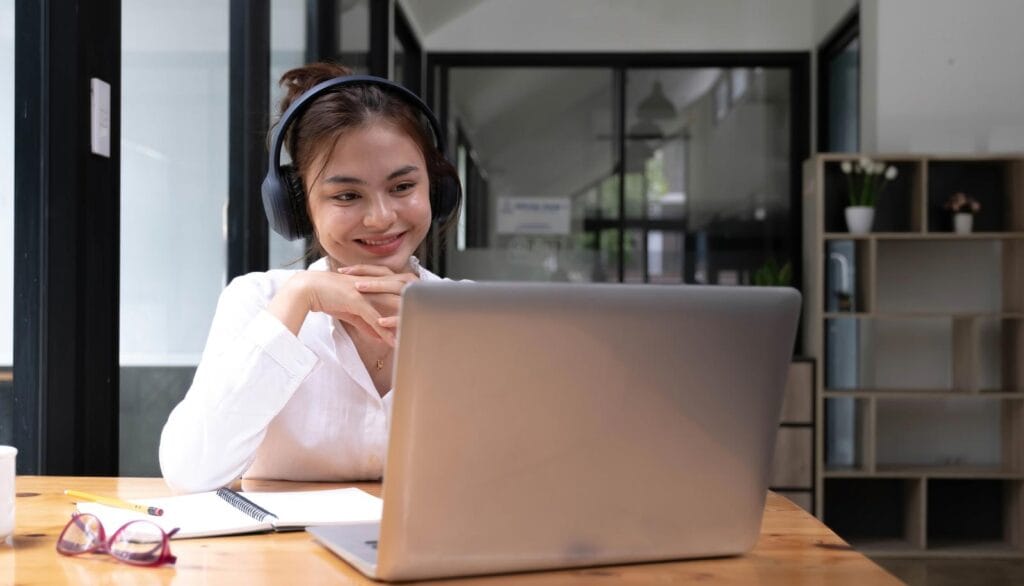 une jeune femme en reconversion professionnelle se forme en ligne sur Studi