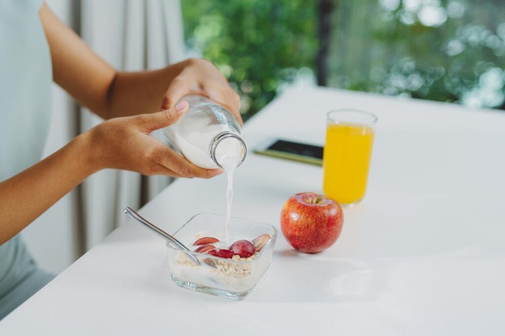 Un verre contenant 200 ml de lait frais et nutritif