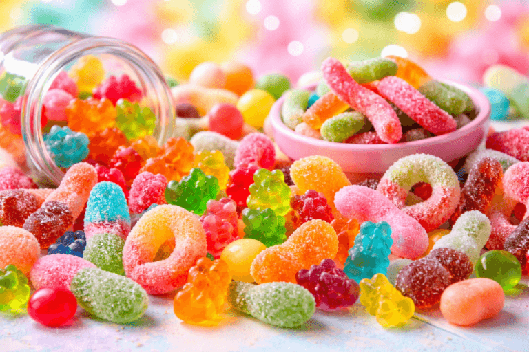 Colorés, moelleux et déclinés en une multitude de formes, les bonbons gélifiés font partie des confiseries les plus appréciées, toutes générations confondues. Présents depuis des décennies, ils continuent pourtant de séduire un public toujours plus large. Mais qu’est-ce qui explique le succès durable de ces douceurs, face à tant d’autres types de bonbons ?