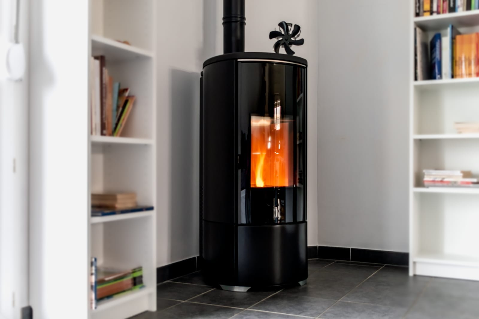 le poêle hybride bois et granulés vous offre le meilleur des deux mondes