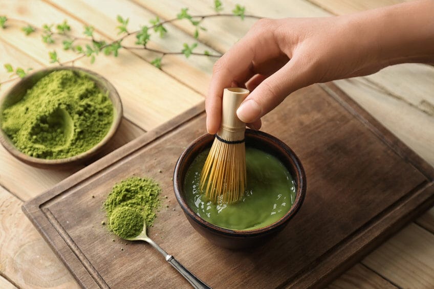 Th&eacute; matcha pr&eacute;par&eacute; dans un bol japonais 