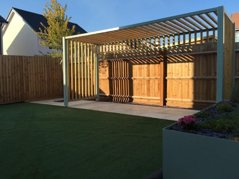 pergola en bois sur terrasse aménagée