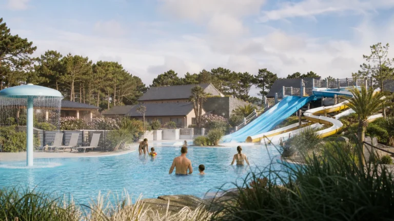camping parc aquatique Bretagne avec famille près des bassins et toboggans
